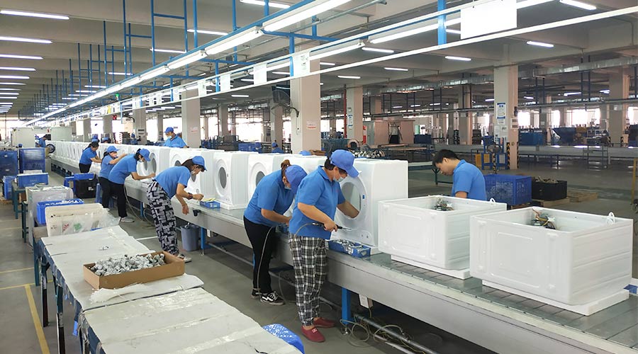 高效率！員工們忙碌地開展巴西客戶的衣物烘干機(jī)生產(chǎn)工作